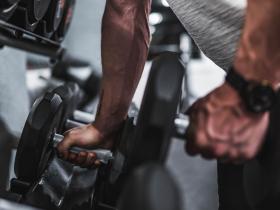 雄鹿球员扬尼斯阿德托昆博出战