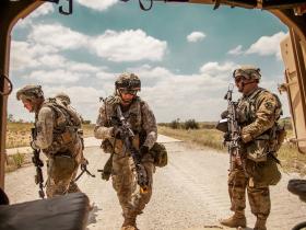 美国宙斯盾驱逐舰被烧了