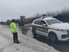 冰雪下的-交通执法蓝市交通运输综合执法支队高速路上铲冰除雪