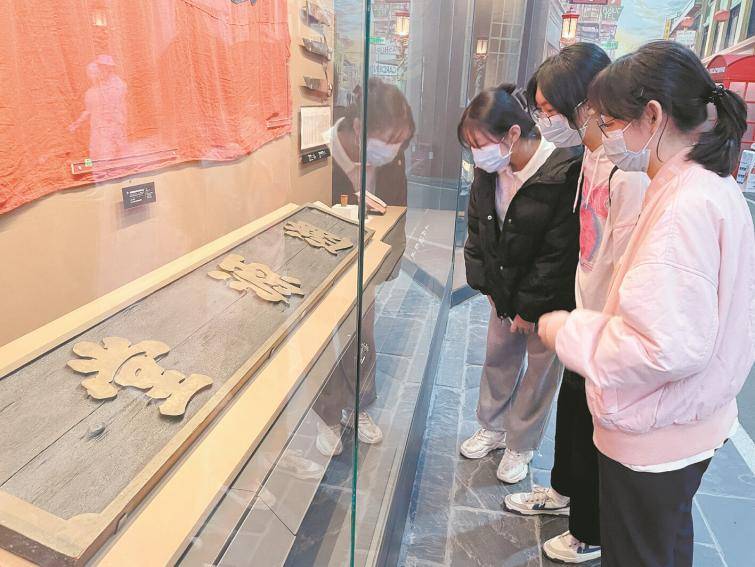 美国西雅图遡源堂牌匾：乘“专机”返乡 折射侨胞爱国情怀-图片2