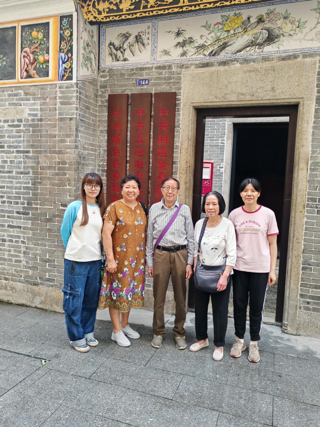 再踏先辈足迹,回眸峥嵘岁月——革命老前辈张培道后人参观叶季壮事迹展-图片1